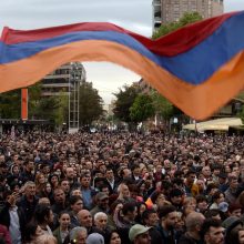 Armėnai protestuoja prieš buvusio šalies lyderio siekį įsitvirtinti valdžioje