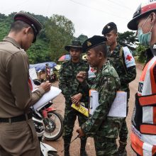 Seka visas pasaulis: Tailande iš urvo išvaduoti keturi berniukai