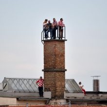 Zagrebe dešimtys tūkstančių žmonių pasveikino sugrįžusią futbolo rinktinę