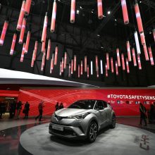 Žurnalistams atvertos Ženevos automobilių parodos durys