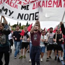 Tarptautinę darbo dieną pasaulyje – audringos demonstracijos