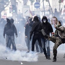 Tarptautinę darbo dieną pasaulyje – audringos demonstracijos