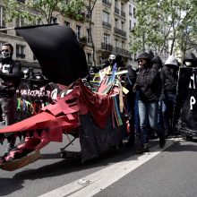 Tarptautinę darbo dieną pasaulyje – audringos demonstracijos