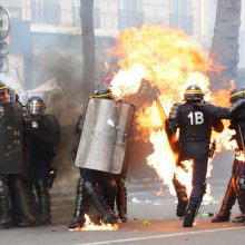 Tarptautinę darbo dieną pasaulyje – audringos demonstracijos