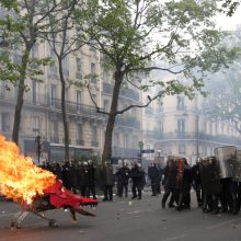 Tarptautinę darbo dieną pasaulyje – audringos demonstracijos