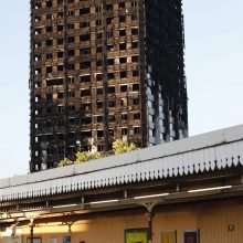 Sudegusiame Londono daugiabutyje toliau ieškoma aukų