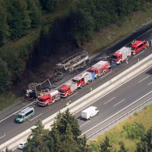 Vokietijoje po avarijos užsiliepsnojus autobusui veikiausiai žuvo 18 žmonių