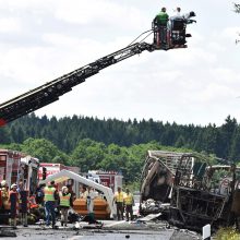 Vokietijoje po avarijos užsiliepsnojus autobusui veikiausiai žuvo 18 žmonių