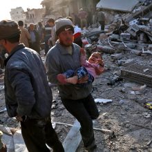 Sirijoje per aviacijos smūgius turguje žuvo 53 žmonės