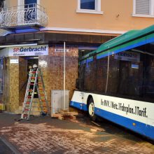 Vokietijoje autobusui įsirėžus į namą sužeisti mažiausiai 48 žmonės