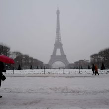 Paryžiuje dėl sniego ir lijundros vėl uždarytas Eifelio bokštas