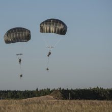 Po pusės paros skrydžio iš JAV kariai Lietuvoje nusileido parašiutais