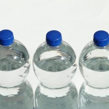 Į ką atkreipti dėmesį perkant vandenį plastikiniame buteliuke?