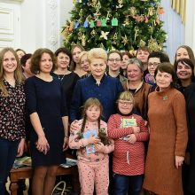 Kalėdų eglę įžiebusi D. Grybauskaitė paskelbė „Knygų Kalėdų“ pradžią