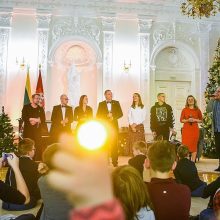 Kalėdų eglę įžiebusi D. Grybauskaitė paskelbė „Knygų Kalėdų“ pradžią