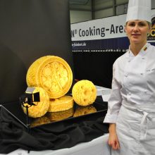 Iš sūrio laikrodį išdrožusi lietuvė sužibėjo kulinarijos olimpiadoje