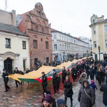 Kauniečiai Kovo 11-ąją išskleidė pusės kilometro trispalvę