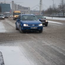 Sniegas Kaune sukėlė vairuotojų pyktį: ar bent viena gatvė nuvalyta?