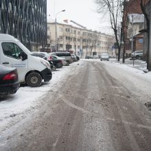 Sniegas Kaune sukėlė vairuotojų pyktį: ar bent viena gatvė nuvalyta?