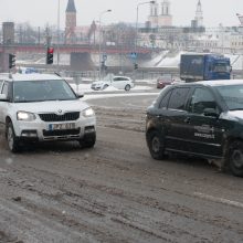 Sniegas Kaune sukėlė vairuotojų pyktį: ar bent viena gatvė nuvalyta?