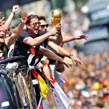Berlyne tūkstančiai žmonių pasitiko futbolo čempionus