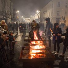 Sostinėje suliepsnojo 16 simbolinių laužų 