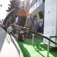 Vilniuje atidaryta elektromobilių greitojo įkrovimo aikštelė