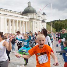 Tautų mugėje pasiektas rekordas – iškepta 100 metrų obuolių virtinė