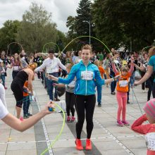 Tautų mugėje pasiektas rekordas – iškepta 100 metrų obuolių virtinė