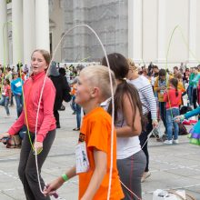 Tautų mugėje pasiektas rekordas – iškepta 100 metrų obuolių virtinė