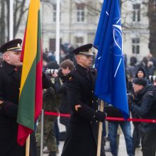 Žmonės sostinėje rinkosi atiduoti pagarbą Lietuvos kariuomenei