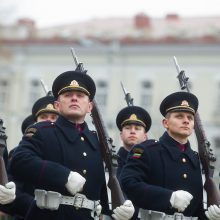 Žmonės sostinėje rinkosi atiduoti pagarbą Lietuvos kariuomenei