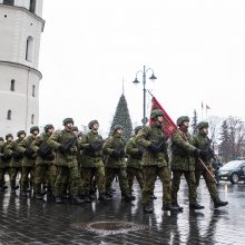 Žmonės sostinėje rinkosi atiduoti pagarbą Lietuvos kariuomenei