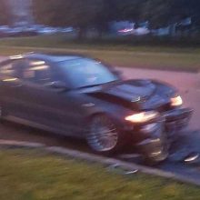 Kaune susidūrė du BMW automobiliai, nukentėjo vairuotojas ir keleivė