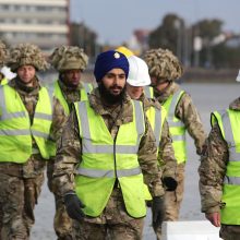 Didžiosios Britanijos karinėse pajėgose leidžiama vietoje šalmo nešioti turbaną.