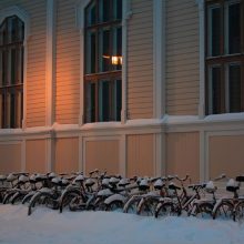 Transportas: žiemą prie Oulo įstaigų stovi daug dviračių.