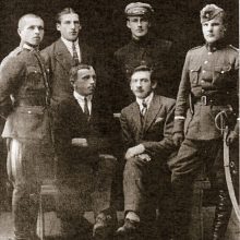 V.Rimgailos tėvas Jonas <span style=color:red;>(stovi trečias iš kairės)</span>, šalia – jo brolis Eduardas. 1929 m.
