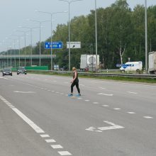 Į namus – pėsčiomis per autostradą ir žaidžiant su mirtimi