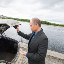 Automobilį išpiešė kaukolėmis: bando prisijaukinti mirtį 