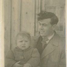 1948 m.: štai taip atrodė „naujagimis“ Aurelijus. Nuotraukoje jis su krikšto tėvu L.Pukinu.