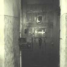 Pokaris: kaliniams maistas buvo paduodamas pro langelį kameros duryse.