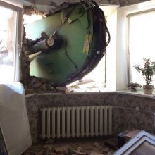 Nuostoliai: krano strėlės sugriauta siena ir lango rėmai sulaužė daug kambaryje buvusių daiktų.