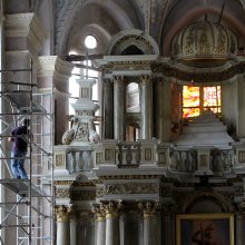 Šv. Jurgio Kankinio bažnyčia dabinasi vitražais