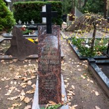 Atmintis: Maskvos Butyrkų kalėjimo ligoninėje mirusio A.Voldemaro kapas nežinomas, Petrašiūnų kapinėse prieš penkerius metus iškilo jam skirtas kenotafas – simbolinį kapą ženklinantis paminklas.