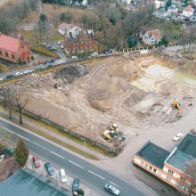 Mėginiai: aplinkosaugininkai vakar sustabdė žemės kasimo darbus Šilutės centre dėl įtarimų, jog sovietmečiu čia tūnojęs užterštas gruntas galėjo būti netinkamai tvarkomas.