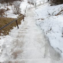 Skambina pavojaus varpais: laiptai virto pavojinga čiuožykla