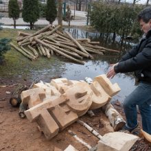 Laukia: gegužę A.Teresius ir kiti penki tautodailininkai grįš į Garliavos A.Mitkaus pagrindinės mokyklos kiemą baigti skobti „Tautiškos giesmės“.