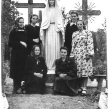 1956 m.: Lietuvės tremtinės prie Korbiko Madonos.