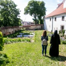 Seserys benediktinės – apie žemiškus vargus ir dieviškus džiaugsmus