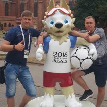 Simbolis: klaipėdietis V.Lapinskas <span style=color:red;>(dešinėje)</span> su draugu Kaliningrade įsiamžino prie pasaulio futbolo čempionato talismano.